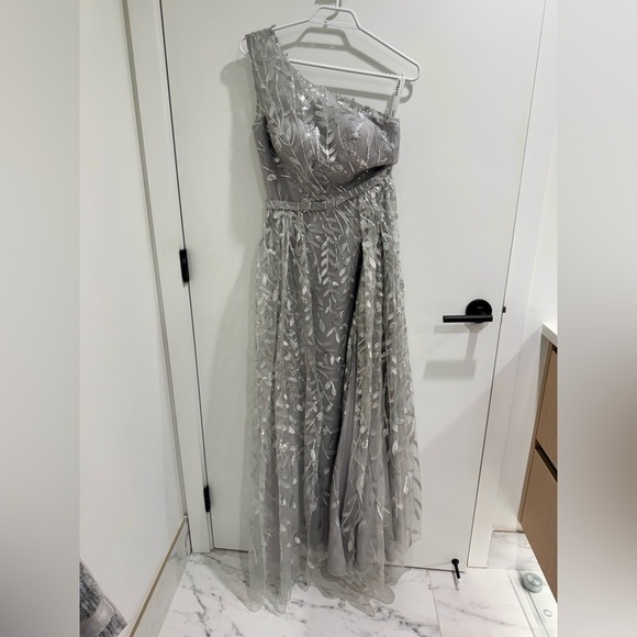NWOT Silver One-Shoulder Prom/Formal Dress - Picture 3 of 5